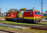 Der X 552 106-7 (99 81 9131 538-6 A-ÖBB) ein Plasser & Theurer MTW 100 der ÖBB Infra (ÖBB-Infrastruktur AG) ist am 03. April 2025 beim Bahnhof Attnang-Puchheim abgestellt, die Aufnahme konnte ich durch den Zaun machen.

Die Baureihe X552 umfasst dieselhydraulisch betriebene Motorturmwagen (MTW) der Österreichischen Bundesbahn. Diese dienen der Errichtung und der Wartung von Oberleitungen.

X552.0 (der 1. und 2. Serie) haben einen durchgehenden Fahrzeugaufbau, der Aufbau ist eine selbsttragende Schweißkonstruktion mit einer rund 12 Meter langen Kabine mit den Führerständen, einem großen Werkstattraum sowie einem nicht extra abgetrennten Sozialraum. Auf dem Dach befindet sich eine Hub-Schwenk-Arbeitsbühne mit einer Zuladung von 400 kg und einem Schwenkwinkel von ±120° sowie einem Teleskopkran. Weiters ist das Fahrzeug mit einem Erdungs- und Messbügel (Schunk WBL 85) ausgestattet. Für die Beobachtung des Bügels wurde eine niedrige Kanzel mit Panzerglasscheibe verbaut, welche bei den anderen Lieferserien durch die Videokamera ersetzt worden ist.

Die zwischen 1992 und 1996 gelieferten Fahrzeuge der 2. Serie X552.004 – 026 erhielten für einen flexibleren Arbeitseinsatz eine funkferngesteuerte, frei verschwenkbare Arbeitsbühne an einem modifizierten Ladekran mit Knickarm, womit die Arbeitsbühne auch neben die Fahrleitung oder neben dem Fahrzeug herabgelassen werden kann. Der Arbeitsbereich reicht hierbei von 4 Meter unter der Schienenoberkante bis 13,7 Meter in die Höhe bei einer maximalen Ausladung von 7,8 Meter ab Gleismitte.

Zwischen September 1997 und März 1998 wurde die letzte Lieferserie X552.0 (3. Serie) geliefert. Bei den Fahrzeugen X552.027 – 032 wurde auf einen durchgehenden Fahrzeugaufbau verzichtet, wodurch sich die Hubarbeitsbühne nun in der Fahrzeugmitte auf Fußbodenhöhe befindet und ein Besteigen des Wagendaches wegfällt.

Die X552.1 (wie dieses hier):
Im Zuge einer EU-weite Ausschreibung bestellten die ÖBB Ende 1998 bei Plasser & Theurer elf Motorturmwagen ähnlich den Wagen X552.027 – 032 mit beidseitigen Endaufbauten, einer Hubarbeitsbühne (Palfinger PA 240 B) sowie zwei seitenverfahrbaren Positionierarmen. Allerdings wurde hierbei auf einen Ladekran verzichtet, mit der Hubarbeitsbühne kann man ja auch sie zu 800 kg heben. Auf einer der Kabinen befinden sich Messstromabnehmer (Schunk WBL 85), Profilmessvorrichtung und zwei Fahrdraht- und Tragseilrositionierer (Palfinger PFD 79/99). Die Wagen erhielten die Nummern X552.101 – 111 (heute: 99 81 9131 533 – 544).

Angetrieben wird der MTW 100 von einem Deutz (KHD) luftgekühlten V12-Zylinder-Viertakt-Dieselmotor mit Direkteinspritzung, Abgasturbolader und Ladeluftkühlung vom Typ BF12L513C mit einer Leistung von 367kW bei 2.300 U/min. Der Motorhubraum beträgt 19,144 Liter (Bohrung Ø 125 x 130 mm Hub). Die Leitungsübertragung erfolgt dieselhydraulisch auf beide Achsen von einem Drehgestell. 

DATEN der Palfinger PA 240 B Hubarbeitsbühne:
Max. Korbzuladung: 800 kg
Max. Korbboden- / Arbeitshöhe: 14,1 / 16,1 m
Max. horizontale Reichweite: 13,5 m / 13,0 m
Arbeitskorbabmessungen LxB 2,1 x 1,1 m / 1,1 x 2,1 m
Max. zul. Bühnenneigung b) 15°
Betriebsdruck (am Steuerventil) 300 bar
Ölmenge 100 l/min

DATEN der Palfinger PFD 79/99 Fahrdraht- und Tragseilrositionierer:
Max. Arbeitshöhe 7,0 m / 9,0 m
Max. Tangentialkraft 3,0 kN
Max. Ausschubkraft 3,5 kN
Betriebsdruck (am Steuerventil) 300 bar

TECHNISCHE DATEN der X552.1:
Nummerierung: 	X552.101 – 111 (heute: 99 81 9131 533 – 544).
Anzahl: 11
Hersteller: Plasser & Theurer, Linz/Donau
Baujahre: 1998 bis 2000
Spurweite: 1.435 mm (Normalspur) 
Achsfolge:	2´B´
Länge über Puffer: 16.840 mm
Höhe: 4.650 mm
Breite: 3.100 mm
Drehzapfenabstand: 11.000 mm
Achsabstand im Drehgestell: 1.800 mm
Lauf- und Treibraddurchmesser: 840 mm (neu)
Eigengewicht: 57.400 kg
Höchstgeschwindigkeit: 140 km/h
Dieselmotor: Deutz (KHD) BF12L513C
Dauerleistung: 367 kW (499 PS)
Antrieb: dieselhydraulisch
Kleinster befahrbarer Gleisbogen: R = 150 m
Besonderheit: Zugelassen für Steilstrecken
