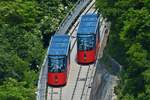 Blick vom Murufer auf die Schloßbergbahn in Graz.
Begegnung der Beiden Kabinen auf der Ausweiche der Strecke. 02.06.2023
