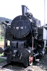 �BB 95 112 Zahnradbahn-Dampflok mit Giesl-Ejektor auf Denkmalsockel in Payerbach am 09.08.1986.