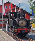 Zahnrad-Dampflok Nr. 3; Georg; steht am Gleisende im Bahnhof von Jenbach, die Lokmannschaft genießt noch eine kurze Schattenpause vor der Bergfahrt. 20.08.2024