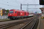 ÖBB 2016 001 schiebt ihrem Zug aus dem Bahnhof von Bratislava in Richtung Abstellung. 05.06.2023 