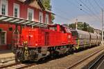 BB Diesel Lok 2070 027, steht mit einem kurzen Gterzug auf Gleis 1 im Bahnhof von Jenbach. 20.08.2024