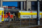 Noch schnell aus dem Zug, daher leider nur ein Ausschnitt erwischt. Der Vollert
Rangier-Robot DER 120 Pro Eco | Shunting Robot DER 120  Henriette  der Rohrdorfer Zement GmbH / Zementwerk Hatschek GmbH, rangiert am 03 April 2025 in Gmunden einen RockTainer SAND-Zug am Werksgel�nde zur Anschlussstelle. 

Der Robot DER 120 ist ein zweiachsige Rangierlok mit diesel-elektrischem Antrieb vom Hersteller Vollert Anlagenbau GmbH in Weinsberg (Deutschland). Der elektrische Antrieb hat nicht nur einen hervorragenden Wirkungsgrad, sondern garantiert auch ein konstant hohes Drehmoment. Die Leistung ist somit umgehend bei niedrigen Motordrehzahlen abrufbar und verschafft dem Rangier-Robot ein v�llig neues Fahrgef�hl mit unglaublicher Schubkraft vom Stand weg. 

Der wassergek�hlte 6-Zylinder-Reihenmotor mit Turboaufladung, Ladeluftk�hlung und externer Abgasr�ckf�hrung hat eine Leistung von 180 kW (245 PS), so verhilft er dem Robot DER 120 �ber eine Zugkraft von 120 kN. Der powerMELA-Generator ist �ber ein Verteilergetriebe an den Dieselmotor angebunden. Dieser wandelt die vom Diesel erzeugte mechanische Energie in elektrische um und versorgt damit die Antriebsmotoren. Diese sind mit einem Stirnradgetriebe kombiniert und treiben die Achsen an.
