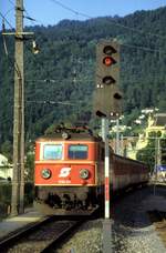 ÖBB 1110.01 in Bregenz mit dem Pfänder im Hintergrund am 18.07.1984.