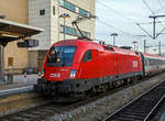  Die ÖBB 1016 047 (A-ÖBB 91 81 1016 047-3) als Zuglok des EC 112 „Blauer Enzian“ am 08.02.2020 beim Halt im Hauptbahnhof Augsburg.