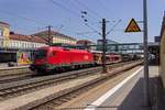 Durch den an der Hauptstrecke von Passau in Richtung Nrnberg gelegen durchfahren zahlreiche aus sterreich kommende Gterzge den Regensburger Hauptbahnhof. So auch 1016 027 mit einem gemischten Gterzug am 26.06.