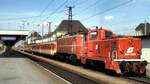 ÖBB 2067.023-8 zieht eine 1018.008 einschließlich Zug in einen stromführenden Bereich in Attnang-Puchheim am 05.05.1988.