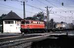 ÖBB 1042.609 mit gemischtem Güterzug in Attnang-Puchheim am 05.10.1981.