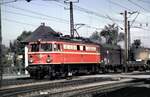ÖBB 1042.609 mit gemischtem Güterzug in Attnang-Puchheim am 05.10.1981.