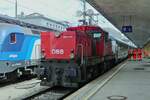 E-Lok 1063 031 schiebt eine Wagenzug an den Bahnsteig des Wiener Westbahnhofs.