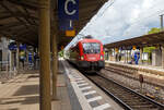 Der Taurus II ÖBB 1116 139 (A-ÖBB 91 81 1116 139-7) rauscht am 11.09.2022 mit  einem EC durch den Bahnhof Prien am Chiemsee in Richtung Salzburg.