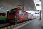 Die ÖBB-railjet 1116 235 (A-ÖBB 91 81 1116 235-3), eine Taurus 2 bzw. Siemens ES64U2, verlässt als Schublok mit dem RJ 797 „Hochkönig“ (Klagenfurt - Villach - Salzburg - Linz - Wien - Flughafen Wien), am 12.09.2022 im Hauptbahnhof Salzburg.
