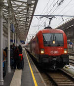 Die Taurus II - ÖBB 1116 149 (91 81 1116 149-6 A-ÖBB) der ÖBB-Produktion GmbH erreicht, mit über 30 Minuten Verspätung, mit dem EC 218 „Chiemgau“ (von Graz Hbf