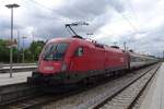 Am 18 Mai 2023 schiebt ÖBB 1116 140 ein IC aus Rosenheim nach München Hbf.
