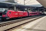 100 Jahre �BB, Railjet mal anders, Lok 1116 251 f�hrt mit ihrem Zug in den Hauptbahnhof von Wien ein.