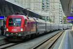 �BB Lok mit einem langen Nightjet Zug, f�hrt in den Hauptbahnhof von Wien ein, Der Zug f�hrt von Wien nach Hamburg und Amsterdam und besteht aus Zwei Zugteilen mit jeweils 6 Wagen und einem