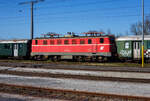 Die 1141.20 (91 81 1141 020-6 A-GEG) der GEG - sterreichische Gesellschaft fr Eisenbahngeschichte GmbH, ex BB 1141 020-6, ex BB 1141.20, ist am 03. April 2025 beim Bahnhof Timelkam abgestellt. 

Die vierachsige elektrische Universallokomotive 1957 von der Simmering-Graz-Pauker AG (SGP) in Graz, unter der Fabriknummer 56361, gebaut, bei dieser Lok ist die elektrische Ausrstung von AEG-Union. Als BB 1141.21 wurde sie an die sterreichische Bundesbahnen geliefert. 1986 fhrten auch die BB EDV-gerechte Triebfahrzeugnummern ein. Aufgrund des zukunftssicheren Bezeichnungssystems waren die nderungen berschaubar. Die Ordnungsnummern wurden mit einer vorgesetzten Null dreistellig, der Punkt zwischen Stamm- und Ordnungsnummer entfiel und die Selbstkontrollziffern wurden ergnzt, so wurde aus dieser die BB 1141 021-4 als diese fuhr sie bis zu ihrer Ausmusterung im Jahr 2003 und wurde dann zum 01. Dezember 2003 an die GEG verkauft.

Die Lokomotiven der Reihe 1141 der sterreichischen Bundesbahnen (BB) waren vierachsige elektrische Universallokomotiven die von 1955 bis 2003 im Einsatz waren. Die Maschinen wurden von Simmering-Graz-Pauker gebaut und stellen eine Weiterentwicklung der Reihe 1041 dar.
