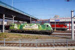 Die Taurus I - ÖBB 1016 023 mit Werbung „ÖBB Green Point“ (91 81 1016 023-4 A-ÖBB) ist 28 März 2022 im Depot (Technische Services) beim Hbf Innsbruck abgestellt. Dahinter die ÖBB 1144 269 (A-ÖBB 91 81 1144 269-8), ex 1044 269-7. Aufgenommen aus einem einfahrenden EC durch die Scheibe.