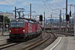 �BB Lok 1293 092 & 1144 084 durchfahren mit einem langen G�terzug den Bahnhof von Linz.