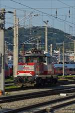 Im Vorfeld des Bahnhofs von Salzburg, auf einem Abstellgleis steht die elektrische Rangierlokomotive 1163 008 abgestellt.