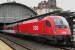 Am 14 Mai 2012 steht ÖBB 1216 233 mit ein EuroCity nach Wien Hbf in Praha hl.n.