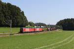 1293 187 und 1293 198 mit einem gemischten Gterzug aus Salzburg kommend am 7. August 2024 bei Axdorf.