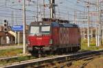 ÖBB Lok 1293 051-9 wartet auf einem Nebengleis im Verona auf ihren nächsten Einsatz.