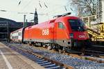 EN 490 Hans Albers(Wien Hbf - HH-Altona) gezogen von ÖBB 1116 110-8(REV/Lz/06.03.15)verlässt hier den Hamburger Hauptbahnhof Richtung HH-Dammtor.