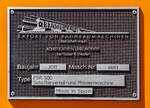 Fabrikschild der Plasser & Theurer PBR 500 Schmalspur Schotterverteil- und Planiermaschine, für die KTM Berhad (Malaysia), präsentiert auf der Internationale Ausstellung Fahrwegtechnik iaf