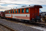 Ein ehemaliger Schweizer, der Buffetwagen mit zwei Plattformen B4bu 20.225 „Traunsteinbar“ der Stern & Hafferl Verkehrsgesellschaft m.b.H. (StH), Lokalbahn Gmunden–Vorchdorf, ist am 14 Januar 2025 beim Bahnhof Vorchdorf-Eggenberg abgestellt.

Der Wagen wurde 1919 von SIG - Schweizerischen Industrie-Gesellschaft in Neuhausen am Rheinfall gebaut und an die damalige Worblentalbahn als 3.Klasse Personenwagen der Gattung C4 WT 83 geliefert. Mit der Fusion 1927 mit der BWB zur Vereinigten Bern-Worb-Bahnen (heute Teil der RBS - Regionalbahn Bern–Solothurn) wurde aus dem Wagen der VBW 9. Im Jahr 1975 wurde er dann nach Österreich an die Stern & Hafferl Verkehrsgesellschaft m.b.H. verkauft.

TECHNISCHE DATEN:
Spurweite: 1.000 mm (Meterspur)
Achsanzahl: 4 (2´2´)
Länge: 15.240 mm
Drehzapfenabstand: 8.500 mm
Achsabstand im Drehgestell: 1.500 mm
Eigengewicht: 14.000 kg
Sitzplätze: 	27
