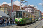 Straßenbahn 606 an der Haltestelle am Hauptplatz in Graz.