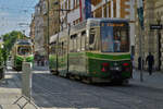 Heckansicht der Straßenbahn 610 in der Herrengasse in Graz und die Begegnung mit der Straßenbahn 510. 06.2023