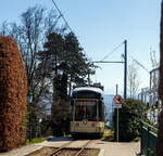 Der Triebwagen 502, ein dreiteiliger vierachsiger Zweirichtungs-Niederflur-Gelenktriebwagen vom Typ Bombardier „Mountainrunner“ verlässt am 04 April 2025 die Bergstation Pöstlingberg (519 m ü.M.) und fährt als Linie 50 (der Linz Linien GmbH) hinab zum Hauptplatz in Linz.  

Die Pöstlingbergbahn wurde von 1.000 mm auf 900 mm umgespurt und ist seit 2009 mit dem übrigen Netz der Straßenbahn Linz verknüpft die auch auf der Spurweite 900 mm fährt.  Aber für die Linie 50 „Pöstlingbergbahn“ braucht man ein separates Ticket.  

Die Pöstlingbergbahn wird, wie das gesamte Straßenbahnnetz, von der Linz Linien GmbH betrieben und gilt, mit einer maximalen Steigung von 116 ‰, als eine der steilsten Adhäsionsbahnen der Welt. Seit 1898 beeindruckt die Linzer Pöstlingbergbahn Gäste aus aller Welt mit ihrer außergewöhnlichen und idyllischen Streckenführung.