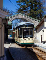 Der Triebwagen 502, ein dreiteiliger vierachsiger Zweirichtungs-Niederflur-Gelenktriebwagen vom Typ Bombardier „Mountainrunner“ verlässt am 04 April 2025 die Bergstation Pöstlingberg (519 m ü.M.) und fährt als Linie 50 (der Linz Linien GmbH) hinab zum Hauptplatz in Linz.  

Die Pöstlingbergbahn wurde von 1.000 mm auf 900 mm umgespurt und ist seit 2009 mit dem übrigen Netz der Straßenbahn Linz verknüpft die auch auf der Spurweite 900 mm fährt.  Aber für die Linie 50 „Pöstlingbergbahn“ braucht man ein separates Ticket.  

Die Pöstlingbergbahn wird, wie das gesamte Straßenbahnnetz, von der Linz Linien GmbH betrieben und gilt, mit einer maximalen Steigung von 116 ‰, als eine der steilsten Adhäsionsbahnen der Welt. Seit 1898 beeindruckt die Linzer Pöstlingbergbahn Gäste aus aller Welt mit ihrer außergewöhnlichen und idyllischen Streckenführung.