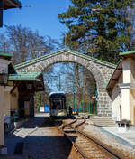 Der Triebwagen 502, ein dreiteiliger vierachsiger Zweirichtungs-Niederflur-Gelenktriebwagen vom Typ Bombardier „Mountainrunner“ hat am 04 April 2025 als Linie 50 (der Linz Linien GmbH) die Bergstation Pöstlingberg (519 m ü.M.) erreicht. Die Pöstlingbergbahn wurde auf 900 mm umgespurt und ist seit 2009 mit dem übrigen Netz der Straßenbahn Linz verknüpft, aber für die Linie braucht man ein separates Ticket.  

Die Pöstlingbergbahn wird, wie das gesamte Straßenbahnnetz, von der Linz Linien GmbH betrieben und gilt, mit einer maximalen Steigung von 116 ‰, als eine der steilsten Adhäsionsbahnen der Welt. Seit 1898 beeindruckt die Linzer Pöstlingbergbahn Gäste aus aller Welt mit ihrer außergewöhnlichen und idyllischen Streckenführung.
