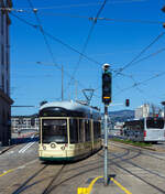 Der Triebwagen 502, ein dreiteiliger vierachsiger Zweirichtungs-Niederflur-Gelenktriebwagen vom Typ Bombardier „Mountainrunner“ erreicht am 04 April 2025 als Linie 50 „Pöstlingberg“ (der Linz Linien GmbH), die Tal-Endstation Linz Hauptplatz und fährt anschießend wieder hinauf zun Pöstlingberg (519 m ü.M). 

Die Pöstlingbergbahn wurde auf 900 mm umgespurt und ist seit 2009 mit dem übrigen Netz der Straßenbahn Linz verknüpft, aber für die Linie braucht man ein separates Ticket.  