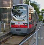 Nachschuss auf die Straßenbahn 719 welche die Baustelle kurz hinter der Haltestelle am Westbahnhof in Wien durchfährt. 01.06.2023