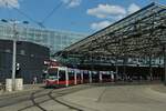 Straßenbahn 687, auf der Linie 5 in Wien unterwegs, verlässt die Haltestelle Praterstern in Richtung Westbahnhof. 31.05.2023