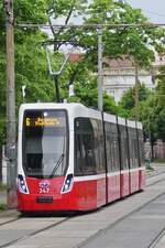 Stra�enbahn 347 ersteigt eine kleine Steigung von der Haltestelle Gumpendorfer Stra�e zur Haltestelle Mariahilfer G�rtel. 09.05.2026