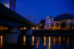 Salzburg by Night und Vollmond: Blick am 13 Januar 2025 von Station Salzburg Mlln-Altstadt in Richtung Hauptbahnhof, links die Eisenbahnbrcke ber die Salzach (der Bahnstrecke Salzburg - Rosenheim -