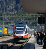 Der vierteilige Elektrotriebzug ÖBB 4024 074-8 (A-ÖBB BDET 94 81 4024 074-8) als S 3 Innsbruck – Brenner der S-Bahn Tirol erreicht am 28 März 2022 den Bahnhof Brenner /Brennero.