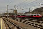 Trieb Zug der BR 4746, in Doppeltraktion, kommen im Bahnhof von Linz an.