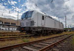 Die an die SETG - Salzburger Eisenbahn TransportLogistik GmbH vermietete weiße SIEMENS Vectron AC DPM 193 919 (91 80 6193 919-8 D-ELOC) der ELL - European Locomotive Leasing ist am 28.08.2023