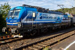 Die an die RTB Cargo vermietete Siemens Vectron MS - 6193 945-3 (91 80 6193 945-3 D-ELOC) der ELL - European Locomotive Leasing (Wien) f�hrt am 06 Juli 2026 mit einem langen gedeckten G�terzug