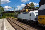 Die wei�e SIEMENS Vectron MS 7193 673 (91 80 67193 673-2 D-ELOC) der ELL - European Locomotive Leasing (Wien) f�hrt am 14 Juli 2026, mit einem geschlossen Doppelstock-Autotransportzug der ARS Altmann