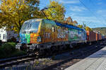 Die sch�ne bunte und an die LTE Logistik- und Transport GmbH vermietete Vectron MS 193 280 alias 193.280 (91 80 6193 280-5 D-ELOC) der ELL - European Locomotive Leasing (Wien), f�hrt am 16 Oktober 2026 mit einem Containerzug durch den Bahnhof Kirchen ...