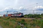 lte-logistik-transport-gmbh/701091/nach-ers-railways-und-lte-ist Nach ERS Railways und LTE ist Rail Force One der 3. Mieter von 189 213 (noch immer mit Poznan-Shuttle Werbung), den hier am 3 Juni 2020 ein KLV durch Valburg zieht.