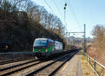 Die an die LTE Logistik- und Transport GmbH vermietete Vectron MS 193 739 (91 80 6193 739-0 D-ELOC) der European Locomotive Leasing, fährt am 22.03.2022 mit einem Containerzug durch Scheuerfeld