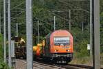 RTS Lok 2016 905 zieht den Gleisbauzug im Schritttempo über die Kurvenreiche Strecke zwischen Drauffelt und Enscherange. 23.08.2023