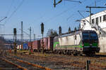 Die an die SETG - Salzburger Eisenbahn TransportLogistik vermietete Vectron MS 193 754 (91 80 6193 754-9 D-ELOC) fährt am 24.03.2021 mit einem KLV-Zug, auf der Siegstrecke durch Niederschelden in